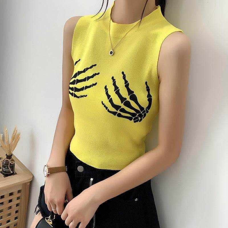 Sleeveless t-shirt in black with trendy short print design